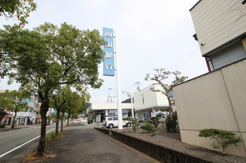 銀行・ATM 【銀行】四国銀行 横浜ニュータウン出張所まで826m