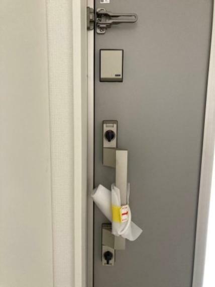 防犯設備 スマートキー搭載の玄関ドアで楽々施錠解錠可能です。 スマートフォンや専用のキーを使って開閉できるため、鍵の紛失や盗難の心配がありません。 セキュリティレベルが高く、不正な侵入を防止します。