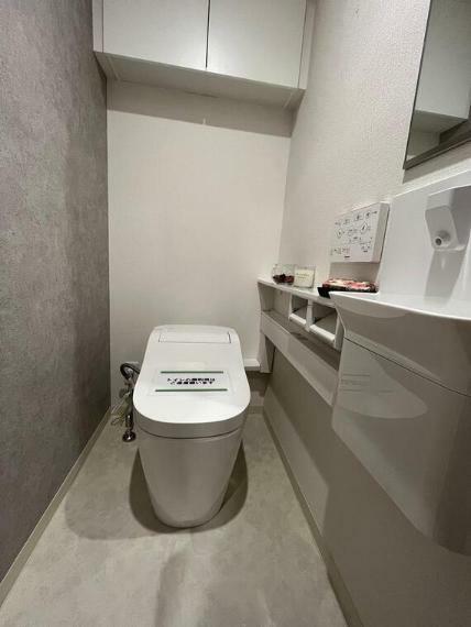 トイレ機能的なタンクレストイレ。デザインがおしゃれで、普段の掃除をしやすいのがうれしいポイント。