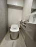 トイレ トイレ機能的なタンクレストイレ。デザインがおしゃれで、普段の掃除をしやすいのがうれしいポイント。