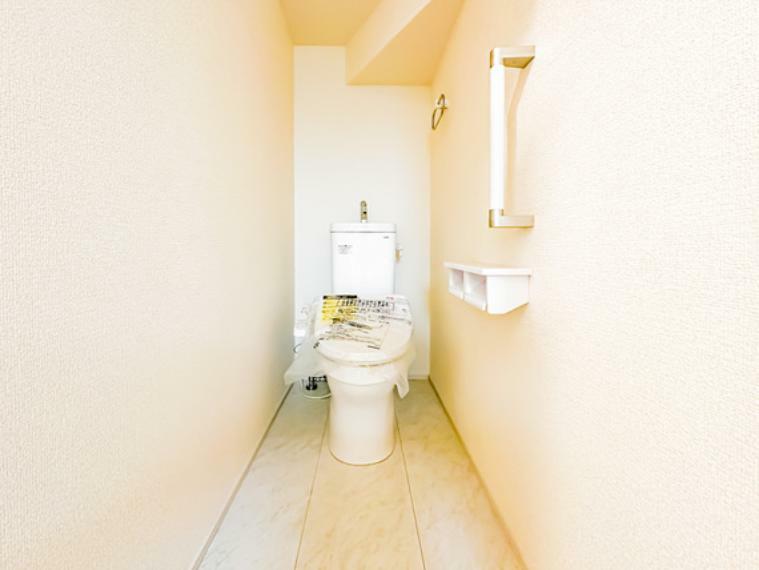トイレ 温水洗浄便座完備のトイレスペース。ついつい考え事をしてしまうほど落ち着く空間です。2024/4/23撮影