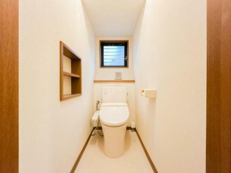 トイレ シンプルな色になっているのでお家の中でも落ち着ける空間の一つです。