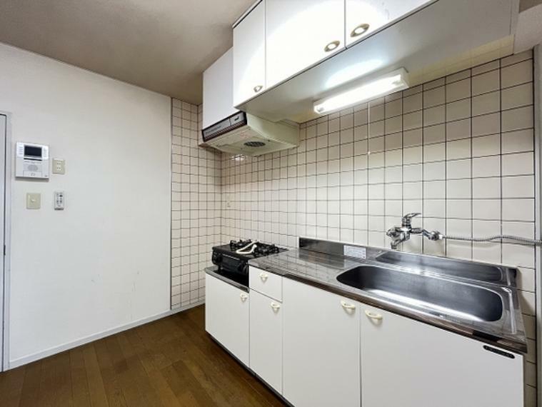 キッチン 収納スペースが完備されたキッチンです。