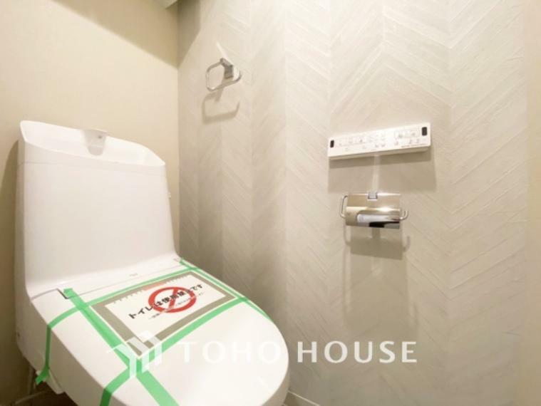 エントランス(外) 【toilet】トイレットペーパーの使用回数を減らせることです。 シャワートイレを使用すれば、洗浄して汚れを落とすことができるため、トイレットペーパーの使用を最小限にとどめることができます。
