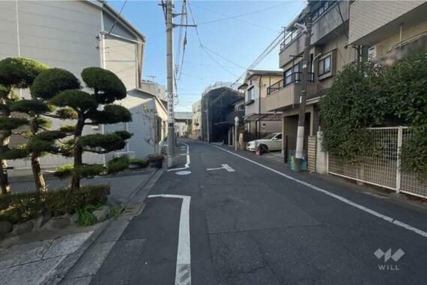 現況写真 敷地東側の前面道路周辺には買い物施設も整っています。