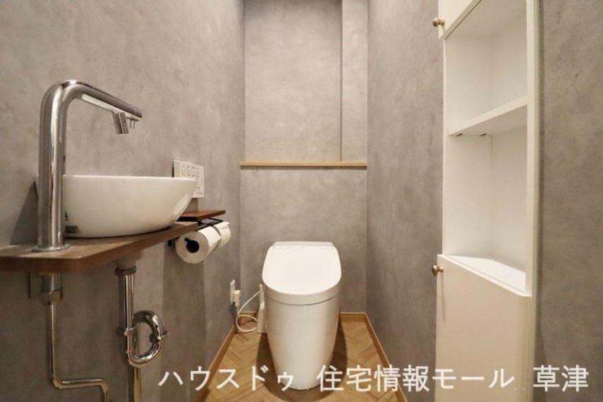 一階のトイレは、床にクラシカルなテイストを演出するヘリンボーン柄を採用しています。また独立型手洗い器が設けられており、トイレ内で手洗いまで完結できます。