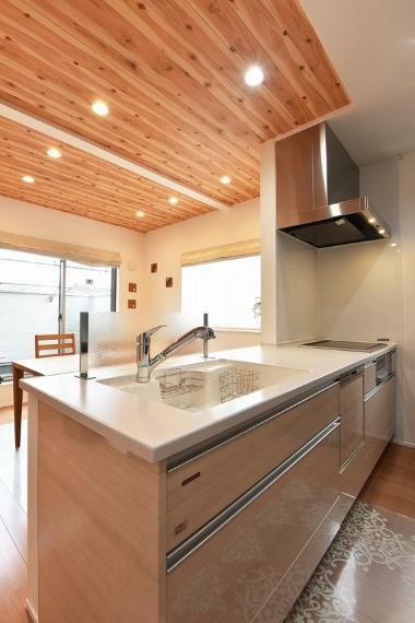 キッチン 作業スペースの広いキッチンスペース。IHコンロ、食洗機完備で使いやすいシステムキッチンです。
