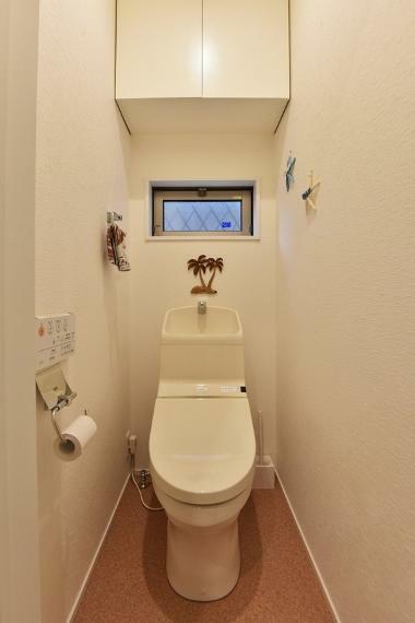 トイレ トイレは各階にございます。上部に棚がございますので、トイレットペーパー類のストックに便利ですね。
