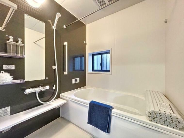 浴室 ～潤いと寛ぎ～ユニットバスは清潔感ある色合いで、採光換気用小窓も付いて、オートバスで浴室乾燥暖房機も付いておりますので、冬場でも浴室をポカポカにしてから入浴できます。