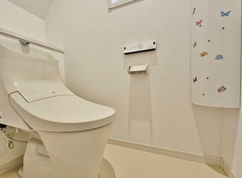 トイレ 白で統一された清潔感のあふれる空間。