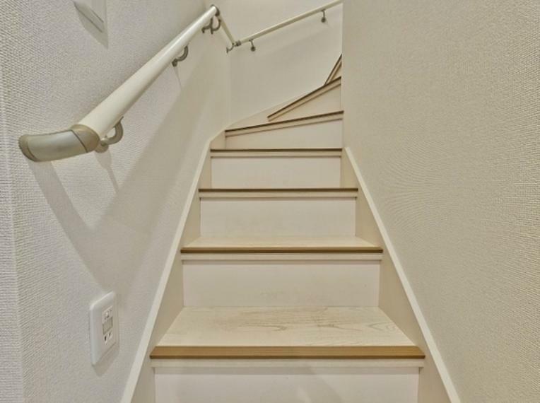 擦りがつく階段はご年配の方やお子様には安心安全な仕様となっております。将来的な目線で見ても、この仕様は嬉しいですね。階段一つ一つの感覚も広いので、上り下りしやすい部分も魅力的です。