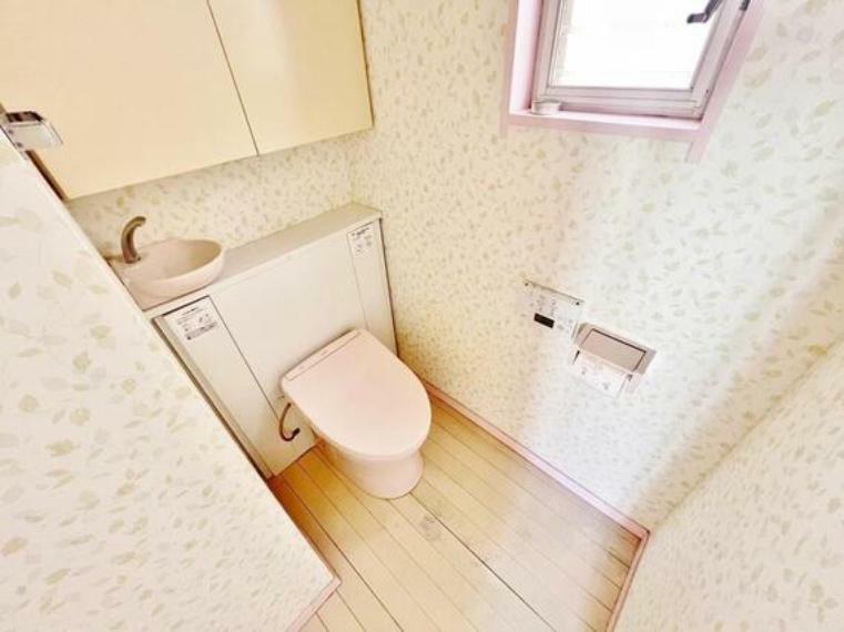 トイレ 清潔感あるシンプルなカラーのクロスと温もり溢れるモダンカラーの床材が見事に調和した本邸宅は、毎日の生活を少しでも快適に過ごして頂ける様に落ち着いた雰囲気作りから行っています。