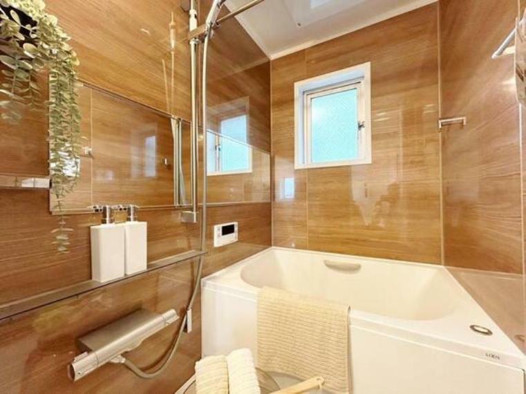 浴室 ホテルライクな仕上げのバスルーム。新しい設備が導入されているだけではありません。素材の重厚感やリラックスし易いライトニングまで、細やかに配慮して造り上げられているのがおわかりいただけます。