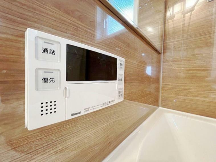 お風呂場と台所に操作リモコンがあり、キッチン近くにある給湯リモコンは、お料理の途中でもリビングで寛いでいるなかでもボタン一つで簡単に沸かせて便利ですね。