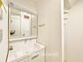 洗面化粧台 「シャワー機能付き。三面鏡洗面台」洗面台には三面鏡を採用。鏡の後ろに収納スペースが設けられているので、洗面台周りをスッキリと片付ける事ができます。