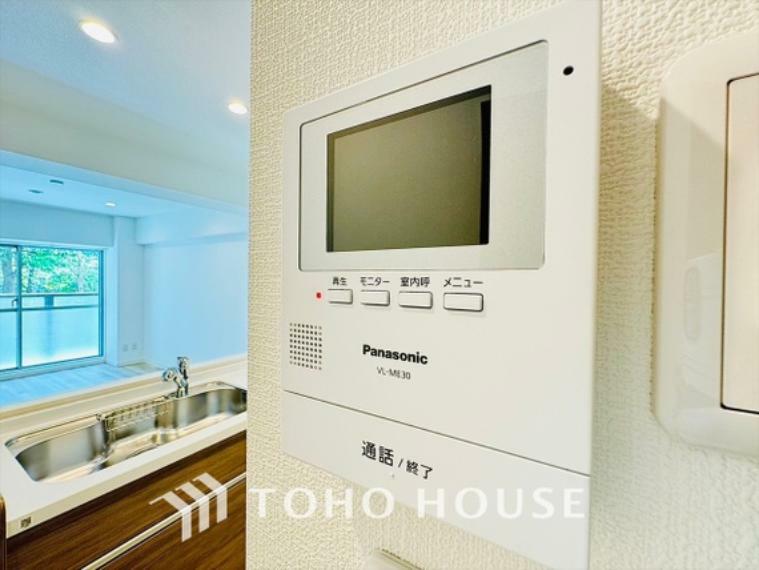 TVモニター付きインターフォン リビングルームには来客が一目でわかるTVモニター付きインターホン付き。