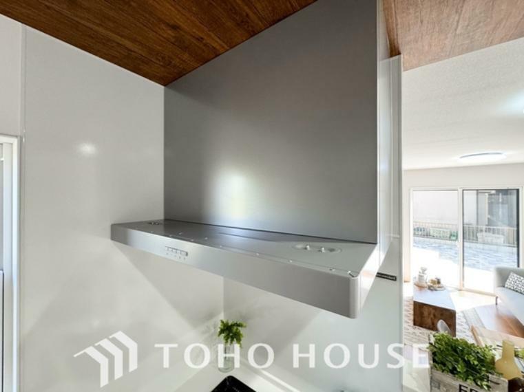 冷暖房・空調設備 キッチンの換気扇はスタイリッシュなデザインで、日々のお手入れもラクラクな仕様となっております。