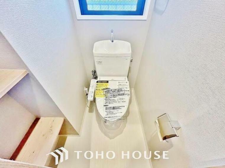 トイレ 快適な温水洗浄便座付。手洗い一体型のトイレはスペースの節約ができ、ゆったりとした空間が確保できます。