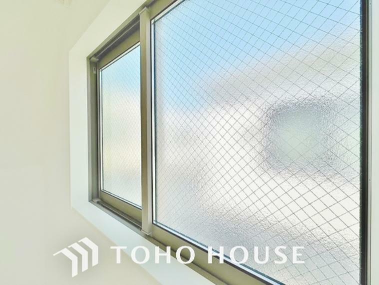 室内のサッシにはペアガラスを採用、高い断熱性による省エネと結露対策に有効です。