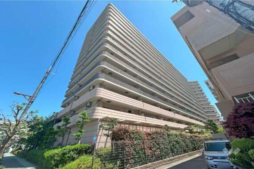 【リバーガーデンKashimaの外観（北西側から）】『大阪市淀川区加島3丁目』にある総戸数330戸の大規模マンションです。