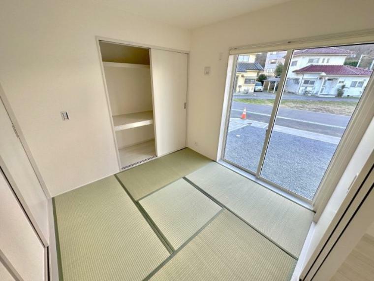 和室 【1号棟】い草の良い香りがする畳のお部屋  引き戸を開放すればLDKとつながりさらに開放的な空間になります。