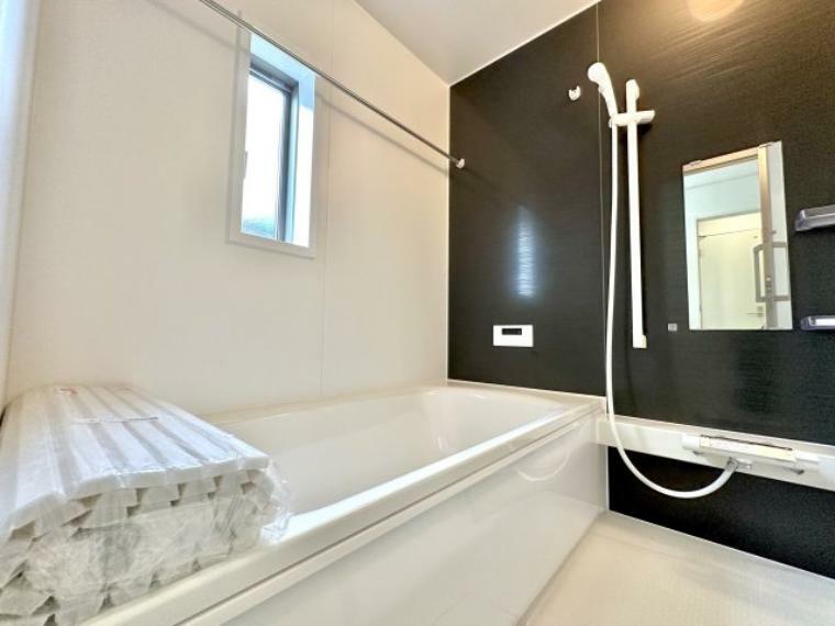 浴室 【2号棟】アクセントパネルがおしゃれな浴室。換気乾燥暖房機付きで、雨の日には浴室内干しも可能