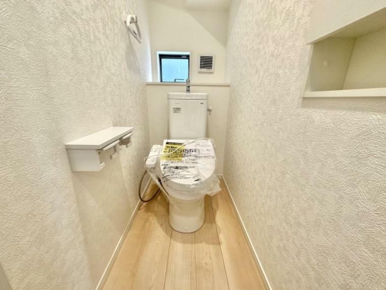 トイレ 【2号棟】節水性能の高いトイレはもちろんウォシュレット付き 便器のフチがないタイプなので、お掃除もサッとひと拭きでOK！壁埋込型収納も付いており、スッキリ広々とご利用いただけます。