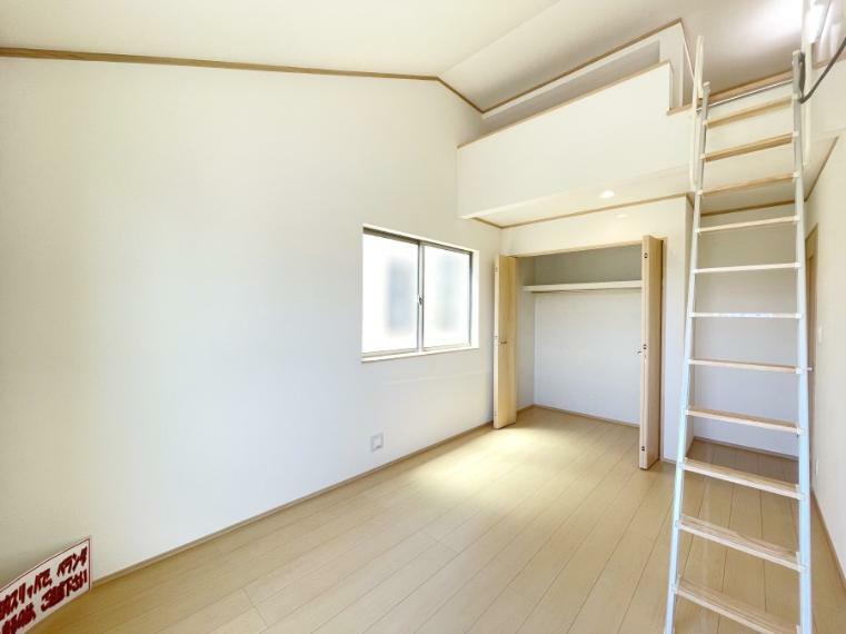 子供部屋 ロフトのあるお部屋は、天井が高く設けられているので、開放感があります。