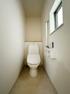 トイレ 自然換気ができる小窓があり明るく落ち着ける空間