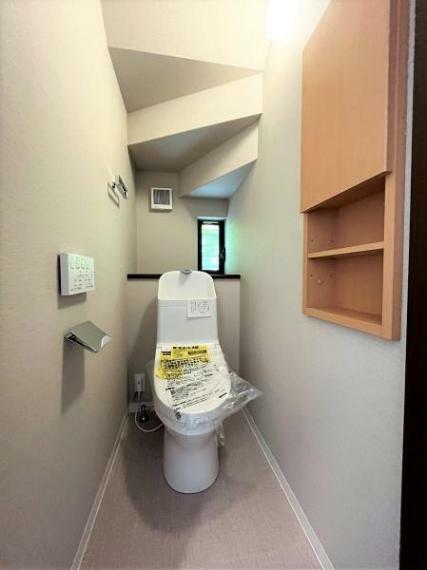 トイレ 上部吊戸棚付き 温水洗浄便座一体型トイレ　フロアタイル貼替
