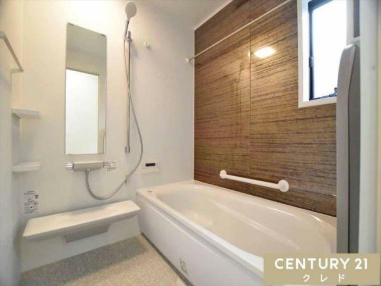 浴室 【バスルームは一日の疲れを癒すくつろぎの場所】 清潔感のある浴室は、心身ともに癒される特別な空間。 一日の終わりに贅沢なバスタイムを。