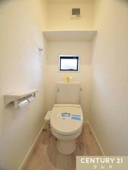 トイレ 2カ所にトイレがあります。 1日に何度も使うトイレは白をベースにしたシンプルな造り。お好きなレイアウトを加えて使いやすくリラックスできる空間にしてみてはいかがでしょう。