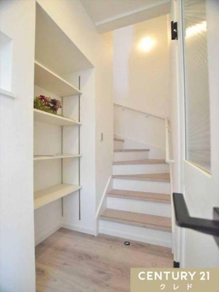 収納 【廊下収納】 1階の廊下収納は生活動線を確保し、お住まいにゆとりを作ることができます。 掃除道具を入れたり、家族共通で使える共有の収納として使用できます。