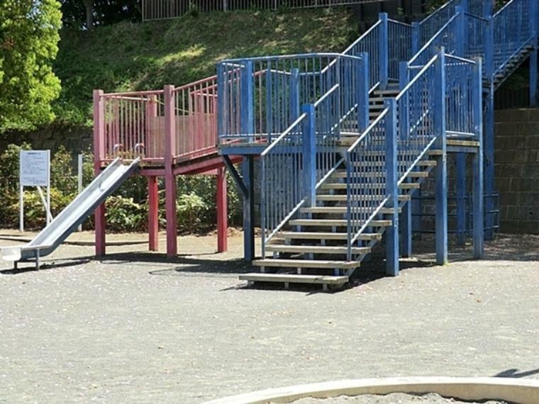 公園 都筑が丘第三公園 滑り台があります。