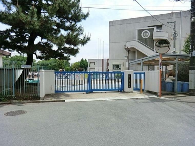 中学校 川崎市立宮内中学校 川崎市立宮内中学校は等々力緑地のほど近くに位置しています。