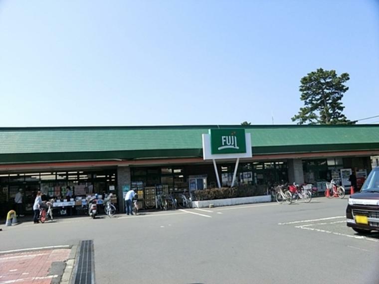 スーパー FUJI鶴嶺店 当店はオープン30年余、特に野菜、魚、肉などの生鮮品は鮮度・品揃えで地域一番店を自負しております