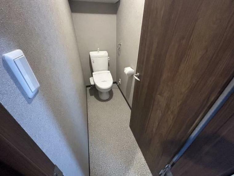 トイレ 1階、温水洗浄便座付きのトイレです！