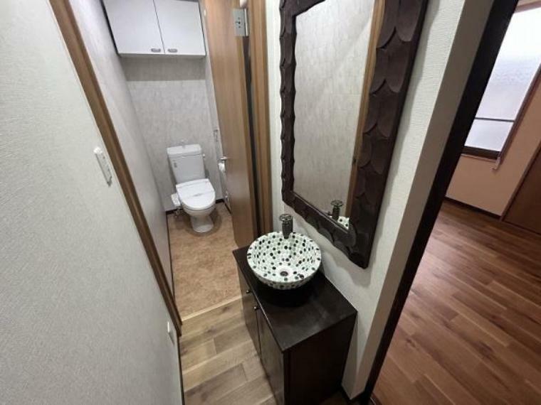 トイレ 2階、温水洗浄便座付きのトイレです！