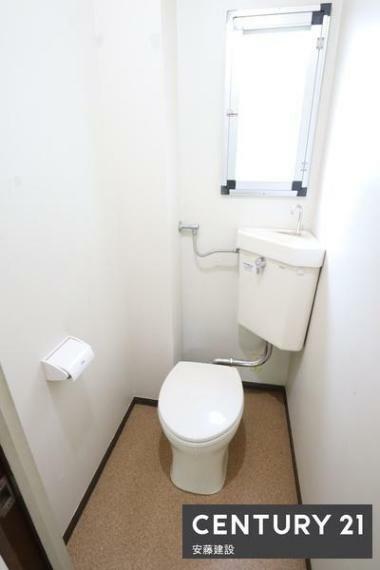 トイレ 【　トイレ　/　toilet　】 陽当り良好な明るいトイレ