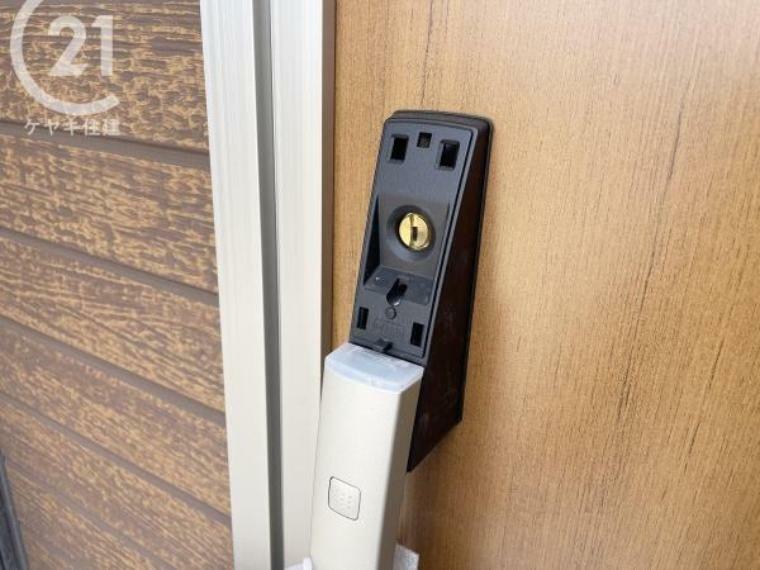 構造・工法・仕様 ピッキング犯罪を防止する防犯型玄関錠です。玄関には二重のディンプルキータイプの鍵を、さらにバールなどでこじ開けられにくい鎌デッド錠やサムターン回し防止タイプを採用しています。