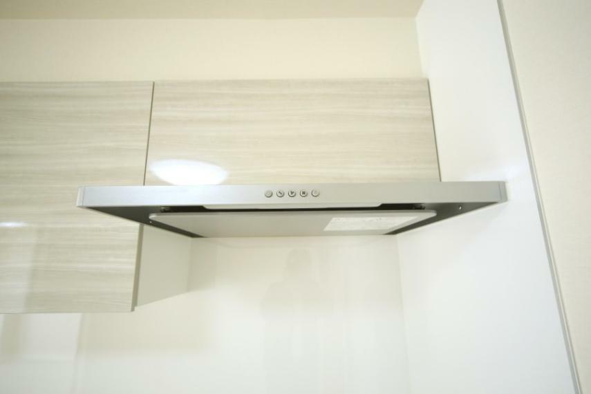冷暖房・空調設備 お掃除しやすい、システムキッチンの換気扇です。