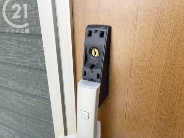 構造・工法・仕様 ピッキング犯罪を防止する防犯型玄関錠です。玄関には二重のディンプルキータイプの鍵を、さらにバールなどでこじ開けられにくい鎌デッド錠やサムターン回し防止タイプを採用しています。