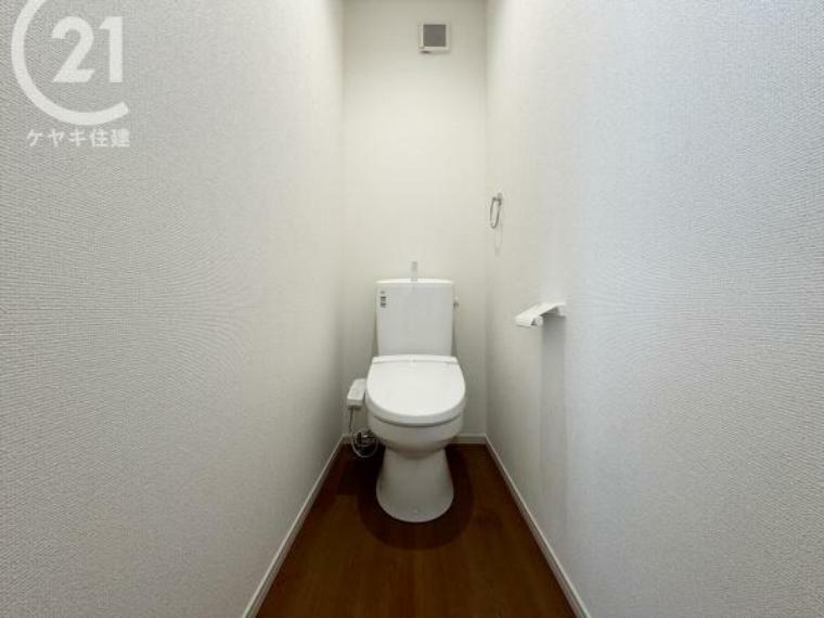 トイレ 2カ所に省エネ仕様のトイレ付き！2階から階段を降りなくてもいいので、お部屋からの移動が短縮できます。