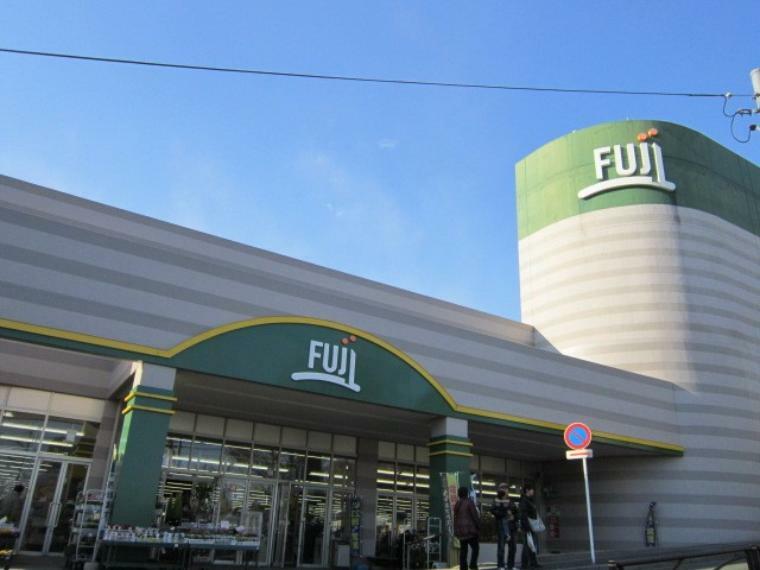 スーパー FUJI上野川店（●生鮮食料品を中心に幅広い品ぞろえのスーパー。味が自慢のお惣菜コーナーや、種類豊富なベーカリーがあり、隣のスペースで飲食することも可能です●）