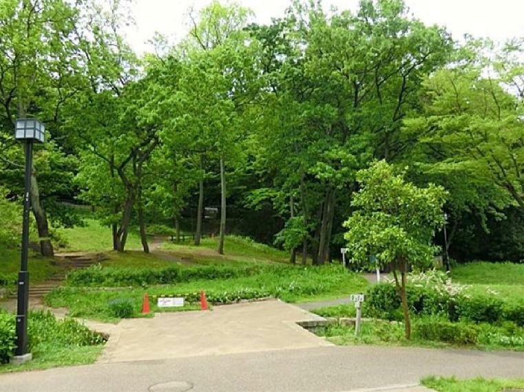 公園 本郷ふじやま公園（広大な敷地面積の中に里山や古民家を持つ自然豊かな公園です。富士山もきれいに見えます。近隣のたくさんの園児が遠足に来ています。）
