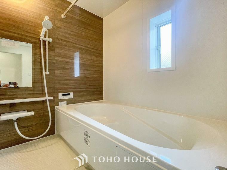 浴室 一日の疲れが癒される優雅なバスタイムを堪能できるゆとりあるバスルームです。