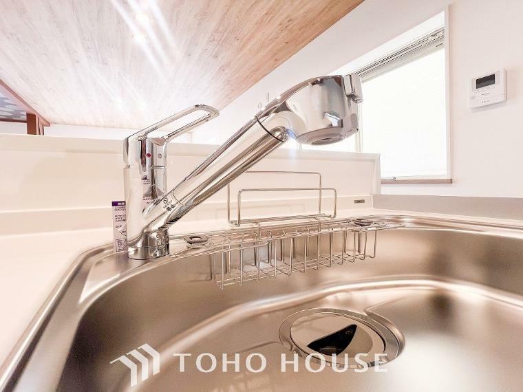 【浄水器一体型水栓】シャワーヘッド内に内蔵されたカートリッジがカルキ・溶解性鉛・農薬・カビ臭などの不純物を低減します。