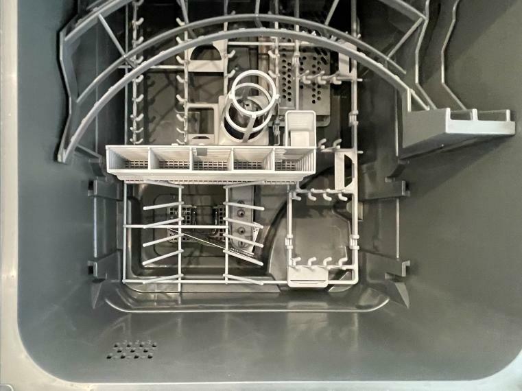 キッチン ビルトイン食器洗浄機は高温のお湯や高圧水流を使うことにより油汚を効果的に落としてくれます。