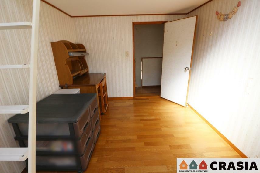 子供部屋 6帖の洋室です。自分好みの空間にコーディネートできるシンプルな室内です（2024年4月撮影）