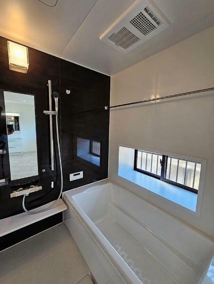 浴室 広々お風呂でほっとひといき！ 窓付きで換気も十分にできます。